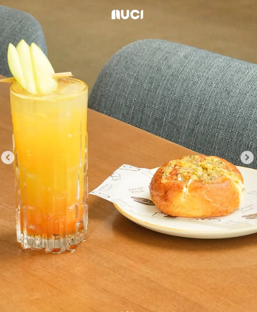 Minuman apel dan roti gurih di lantai 1