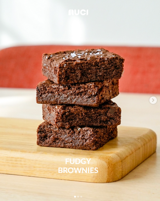 Fudgy brownies di atas papan kayu